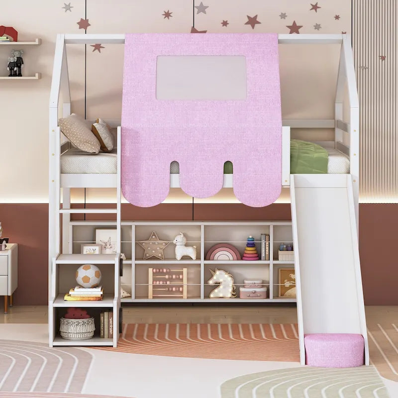 Lit mezzanine double en bois en forme de cabane avec une tente