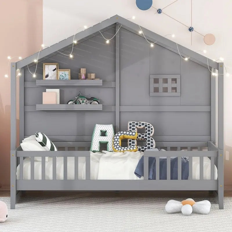 Lit cabane une place avec étagères et bande lumineuse scintillante sur le toit