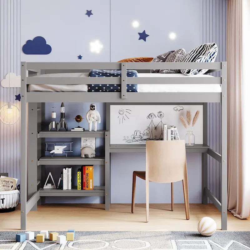 Lit mezzanine en bois avec étagères, bureau et tableau d'écriture