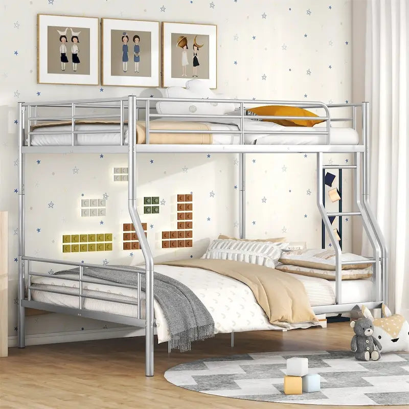 Lit superposé en métal une place et demie au-dessus d'un grand lit double