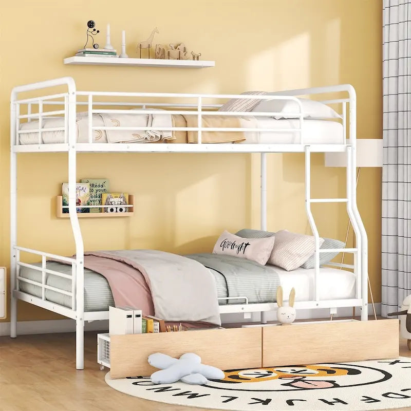 Lit superposé en métal une place et demie au-dessus d'un grand lit double