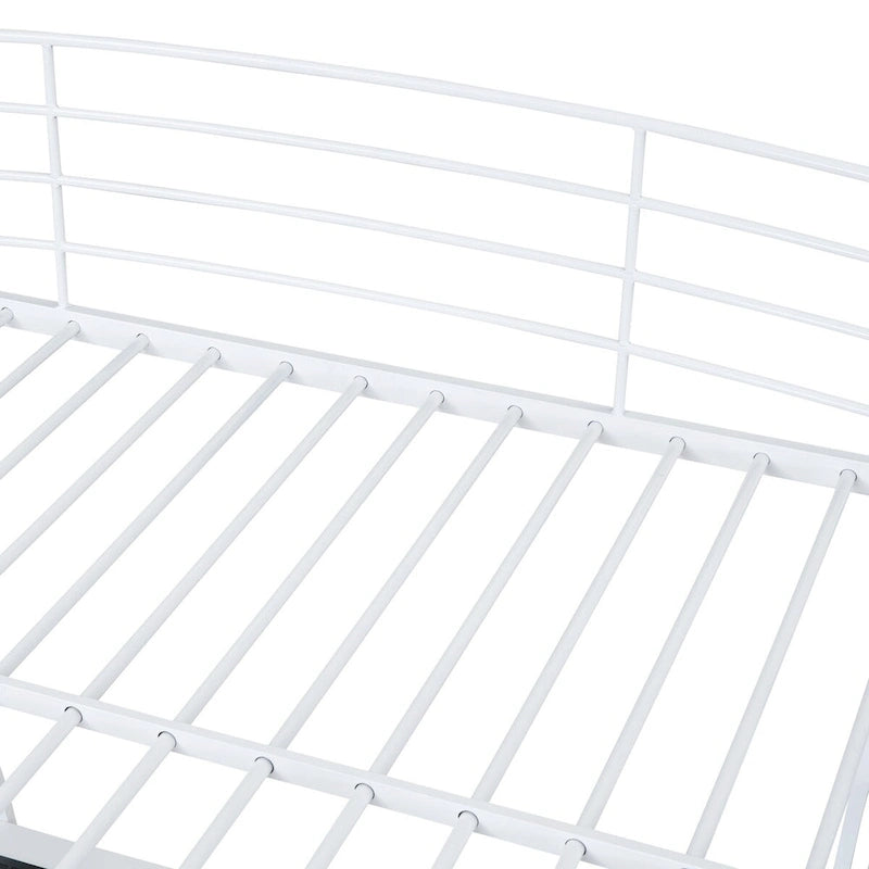 Lit mezzanine simple avec 4 étagères et un bureau en L, avec un ensemble de prises, des ports USB et un chargeur sans fil.